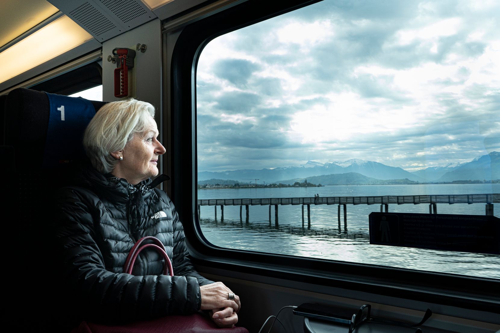 Gisela Schmucki im Zug mit Ausblick auf den Zürichsee.